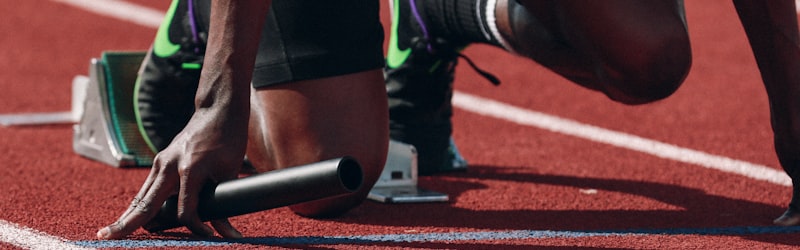 足球运动员在绿茵场上激烈比赛的精彩瞬间