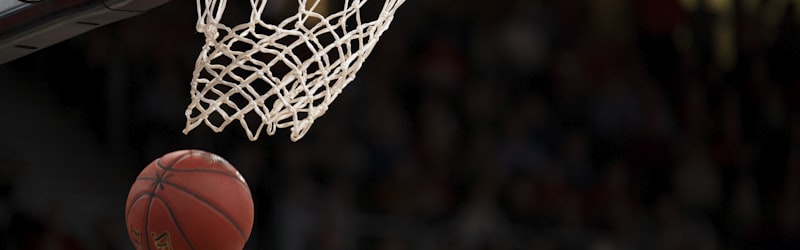 NBA篮球运动员扣篮的精彩动作瞬间