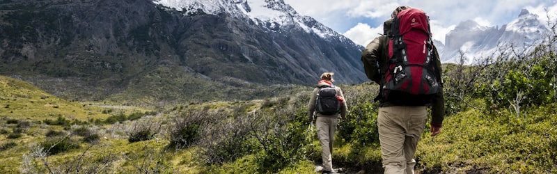登山运动员在雪山攀登的壮丽场景